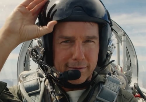 Does tom cruise pilot his own plane?